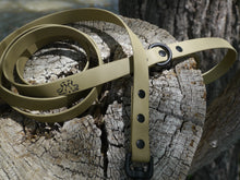Load image into Gallery viewer, Henry &amp; Sadie Sahara Sand Lead with Black Hardware and Logo on a Tree stump